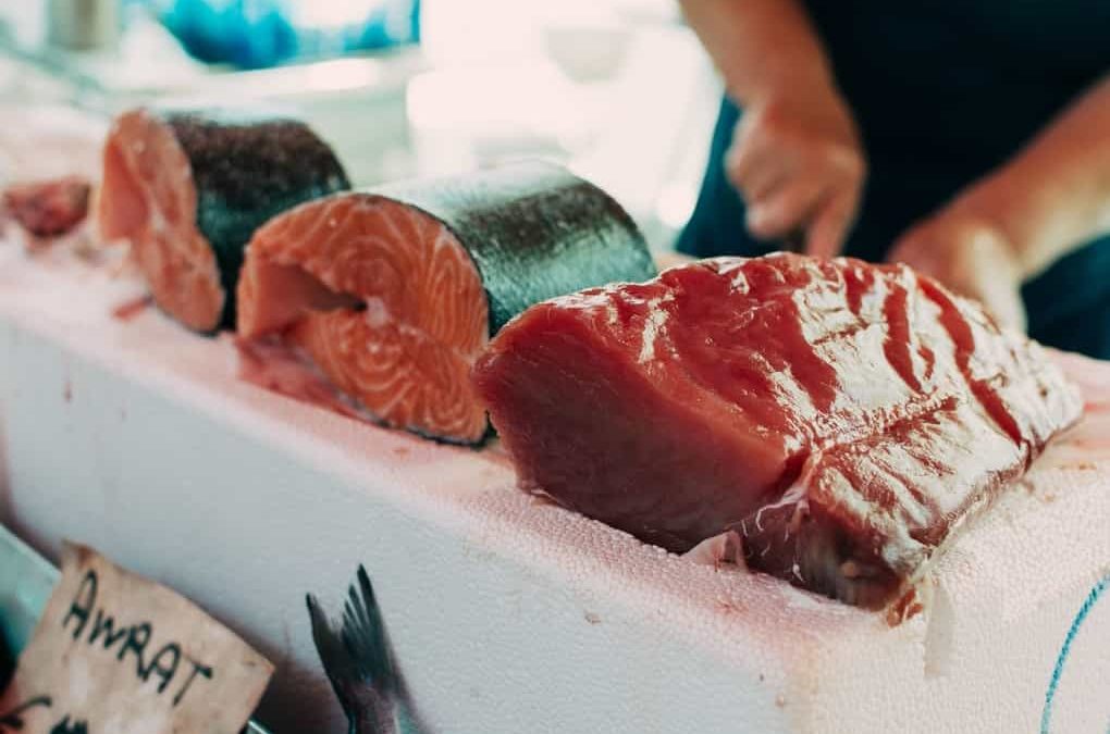 ¿Por qué el pescado empieza a apestar rápidamente en comparación con otros alimentos?